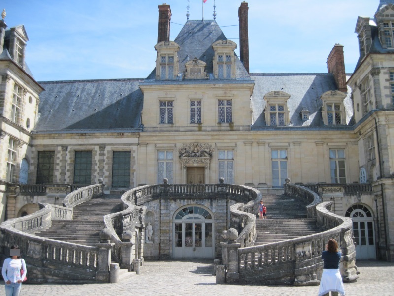 The staircase that is the main entrance to the Renaissance Château de Fontainebleau bears similarity to a horseshoe.