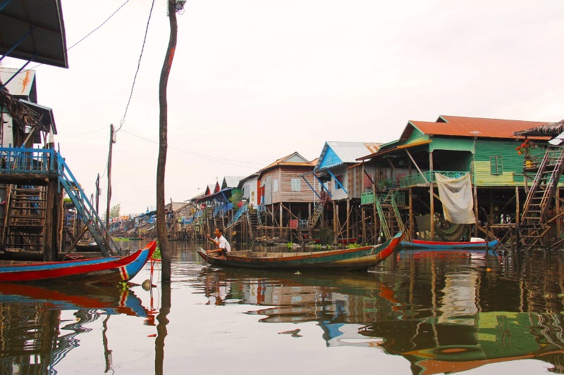 The Kampong Phluk village is full of colorful floating houses and fishing boats, navigating the waterway between them.