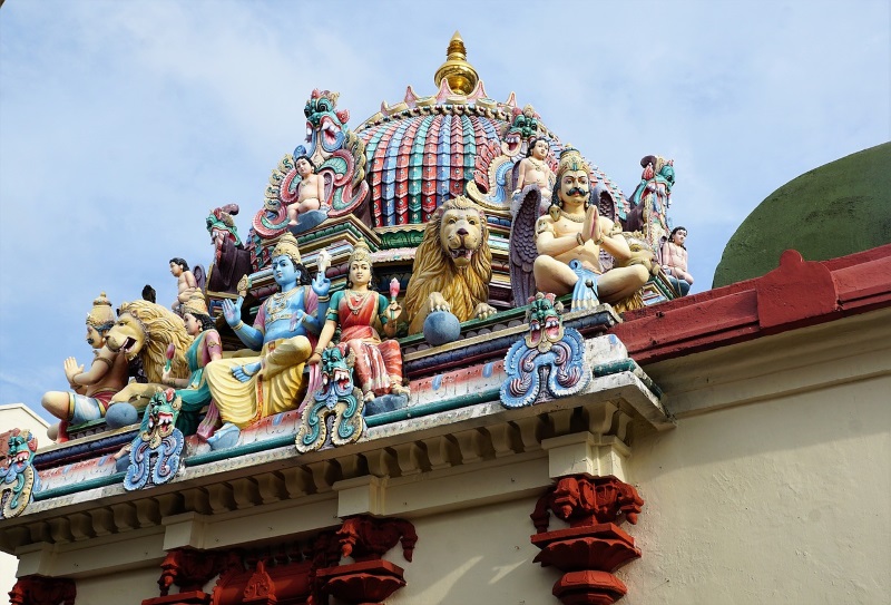 Hindu temples in Singapore have extensive decorations on their roofs, such as colorful statues of gods and various creatures.