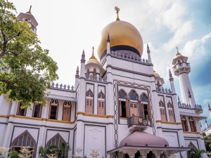 The Masjid Sultan Mosque is a Muslim place of worship in Kampong Glam, Singapore, featuring golden domes and tall minarets.