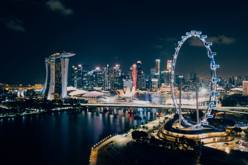 Downtown Singapore, its Ferris wheel, and Central Business District are the most photogenic once the night falls on the city.