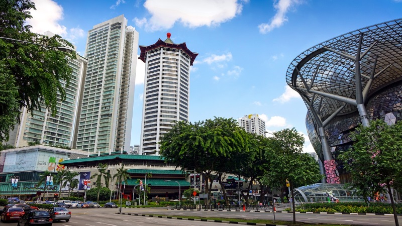 Orchard Road, featuring shopping malls, hotels, and vegetation, is the top commercial and entertainment street in Singapore.